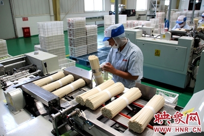 遂平振興路 品牌引領(lǐng)產(chǎn)業(yè)升級(jí)，企業(yè)擔(dān)當(dāng)就業(yè)民生，農(nóng)特產(chǎn)品暢銷四方