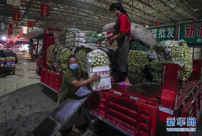 夜訪烏魯木齊“新聯(lián)市場(chǎng)” 燈火通明中的食品銷售圖景